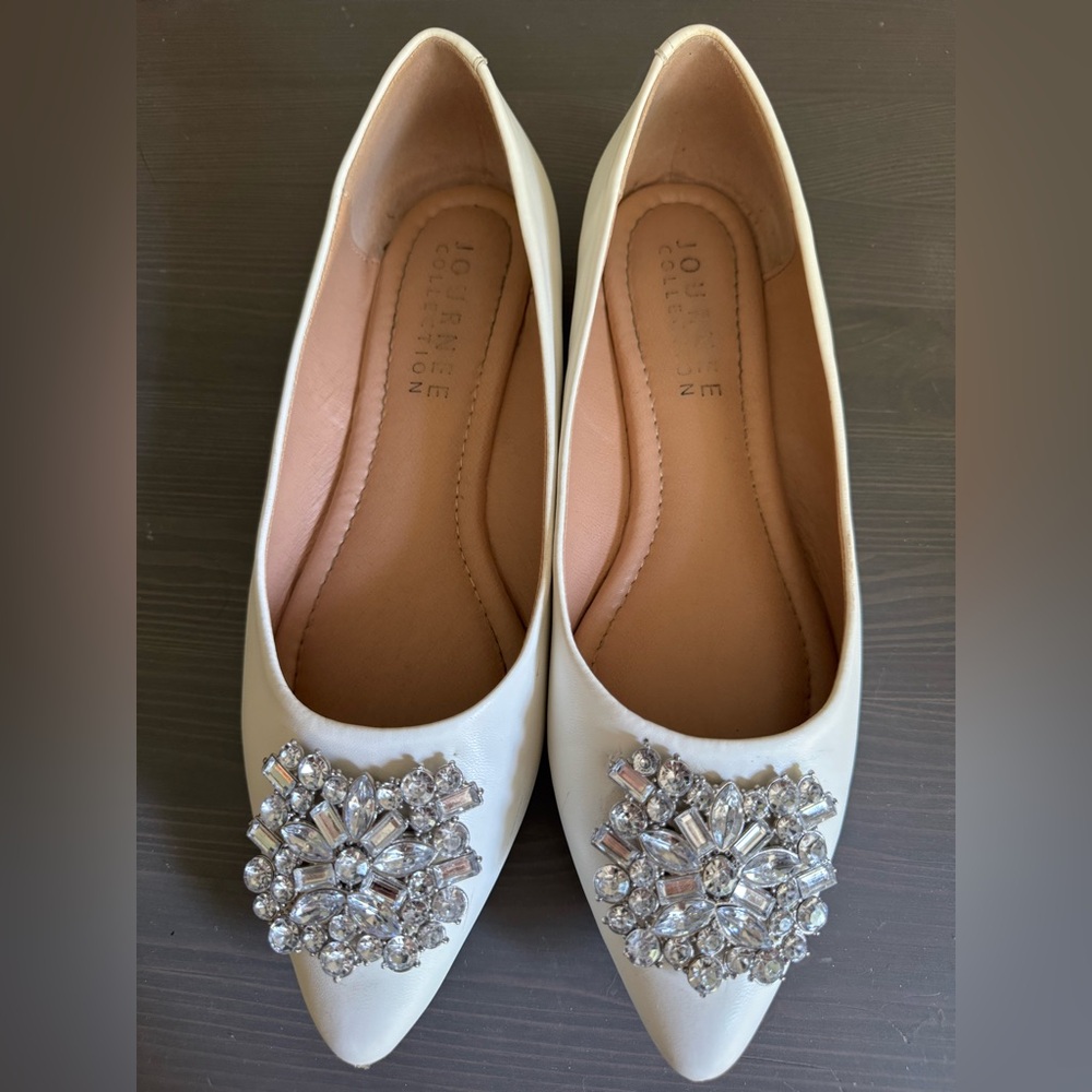 Journee Collection Renzo Ivory Flats with Crystal Embellishments Size 8.5 Wide